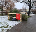 Dnes sa začína zber vianočných stromčekov. Mesto tento rok testuje aj nové zberné miesta – drevené ohrádky, kde bude môcť každý obyvateľ stromček bezpečne umiestniť, a…