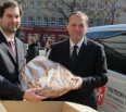 Netradičný dar dostala v týchto dňoch mestská časť Bratislava – Nové Mesto. Štyridsať veľkých balení tradičného talianskeho koláča panettone odovzdal starostovi Rudolf…