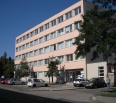 Hľadáte vhodné kancelárie s dobrou dopravnou dostupnosťou v Bratislave? Mestská časť Bratislava – Nové Mesto prenajíma voľné kancelárske priestory v administratívnej b…