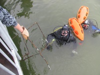 Potápači vyčistili Kuchajdu. Vylovili kovové stoličky, pneumatiky aj časti kočíka