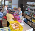 Sociálna výdajňa potravín a spotrebného tovaru, ktorá v bratislavskom Novom Meste funguje od jesene 2012, rozširuje svoje služby. Bezplatne ju bude môcť využívať väčší…