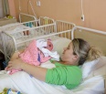 Prvé dieťatko nového roka 2015 sa v pôrodnici na Kramároch v bratislavskom Novom Meste narodilo hneď po polnoci – v prvej minúte. Dievčatko dostalo meno Alžbetka a med…